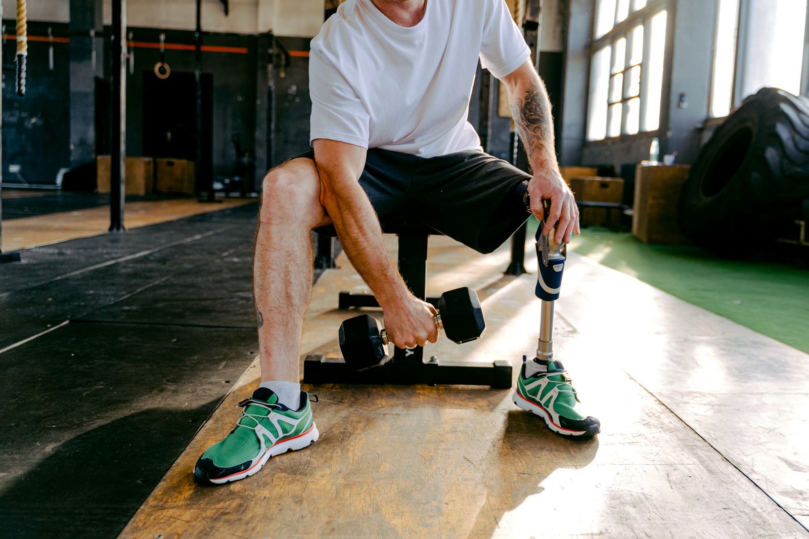 Strength athlete resting between training sessions in a gym